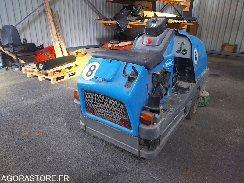 Balayeuse aspiratrice de trottoirs TENNANT LITTER HAWK 4100 - سياره كنس شوارع: صورة 2 Balayeuse aspiratrice de trottoirs TENNANT LITTER HAWK 4100 - سياره كنس شوارع: صورة 2