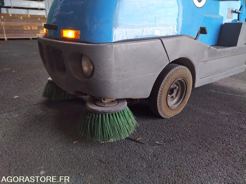 Balayeuse aspiratrice de trottoirs TENNANT LITTER HAWK 4100 - سياره كنس شوارع: صورة 4 Balayeuse aspiratrice de trottoirs TENNANT LITTER HAWK 4100 - سياره كنس شوارع: صورة 4
