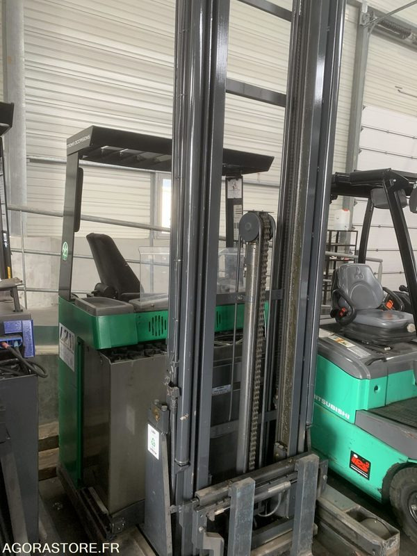 CHARIOT NISSAN CAT5 R489 AVEC CHARGEUR EN L'ETAT - رافعة شوكية للوصول للأماكن الضيقة: صورة 1 CHARIOT NISSAN CAT5 R489 AVEC CHARGEUR EN L'ETAT - رافعة شوكية للوصول للأماكن الضيقة: صورة 1