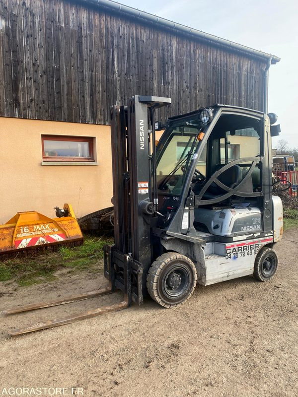 Chariot élévateur GAZ NISSAN 1.8T - رافعة شوكية تعمل بالغاز: صورة 1 Chariot élévateur GAZ NISSAN 1.8T - رافعة شوكية تعمل بالغاز: صورة 1