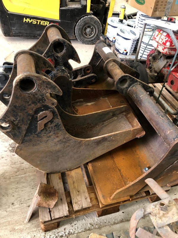 Coupleur et 3 Godets pour pelle 3 - 4.5 T - قطع الغيار - آلات الإنشاء: صورة 2 Coupleur et 3 Godets pour pelle 3 - 4.5 T - قطع الغيار - آلات الإنشاء: صورة 2