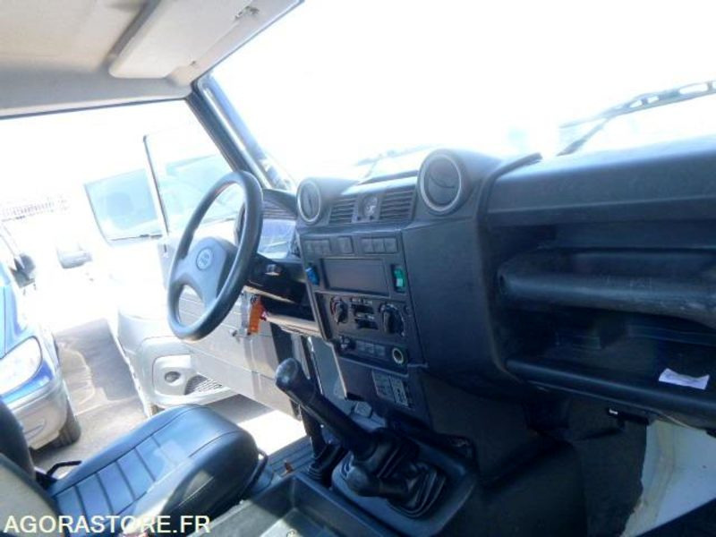 DEFENDER -Land Rover - 131930km - 122ch - سيارة دفع رباعي: صورة 4 DEFENDER -Land Rover - 131930km - 122ch - سيارة دفع رباعي: صورة 4