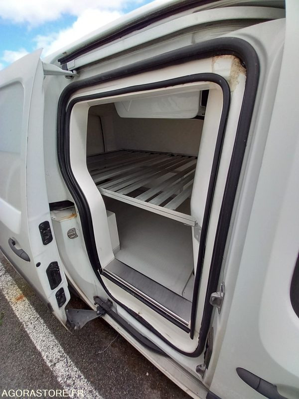 Fourgonnette frigorifique - RENAULT CN607VC - فان المدمجة: صورة 4 Fourgonnette frigorifique - RENAULT CN607VC - فان المدمجة: صورة 4