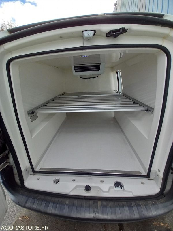 Fourgonnette frigorifique - RENAULT CN607VC - فان المدمجة: صورة 5 Fourgonnette frigorifique - RENAULT CN607VC - فان المدمجة: صورة 5