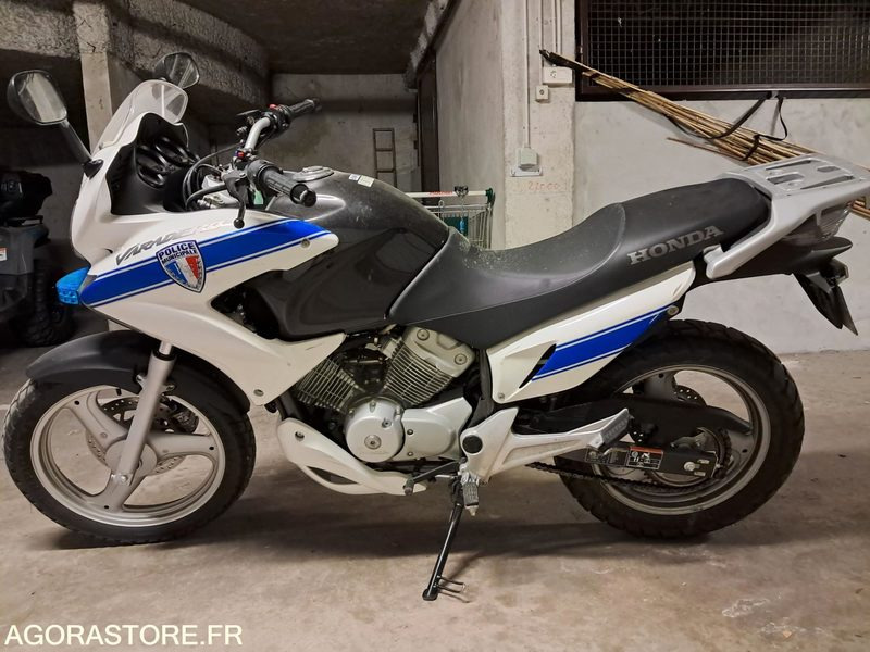 MOTO HONDA VARADERO 125 - POLICE MUNICIPALE - دراجة نارية: صورة 1 MOTO HONDA VARADERO 125 - POLICE MUNICIPALE - دراجة نارية: صورة 1
