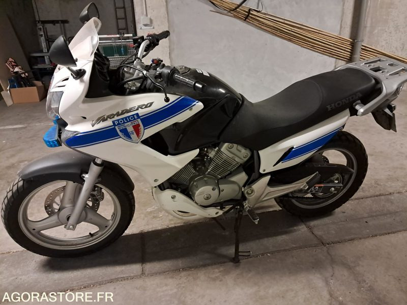 MOTO HONDA VARADERO 125 - دراجة نارية: صورة 1 MOTO HONDA VARADERO 125 - دراجة نارية: صورة 1