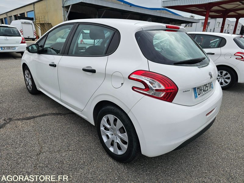 Peugeot 208 - 2014 - 134673km - DH425TX - سيارة: صورة 4 Peugeot 208 - 2014 - 134673km - DH425TX - سيارة: صورة 4