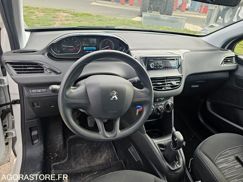 Peugeot 208 - 2015 - 187805km - DT142LK - سيارة: صورة 5 Peugeot 208 - 2015 - 187805km - DT142LK - سيارة: صورة 5