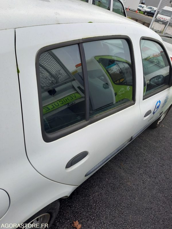 RENAULT CLIO - 2004 - 77850KM - سيارة: صورة 3 RENAULT CLIO - 2004 - 77850KM - سيارة: صورة 3