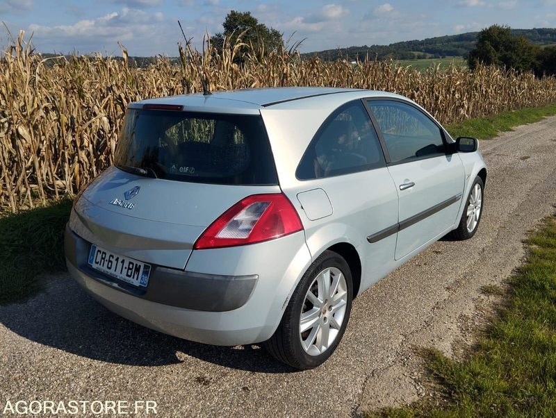 RENAULT MEGANE - 149000 KILOMETRES - ESSENCE - VÉHICULE 5 PLACES - ANNEE 2004 - سيارة: صورة 4 RENAULT MEGANE - 149000 KILOMETRES - ESSENCE - VÉHICULE 5 PLACES - ANNEE 2004 - سيارة: صورة 4