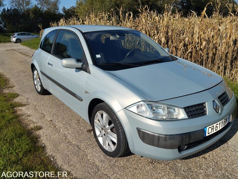 RENAULT MEGANE - 149000 KILOMETRES - ESSENCE - VÉHICULE 5 PLACES - ANNEE 2004 - سيارة: صورة 2 RENAULT MEGANE - 149000 KILOMETRES - ESSENCE - VÉHICULE 5 PLACES - ANNEE 2004 - سيارة: صورة 2