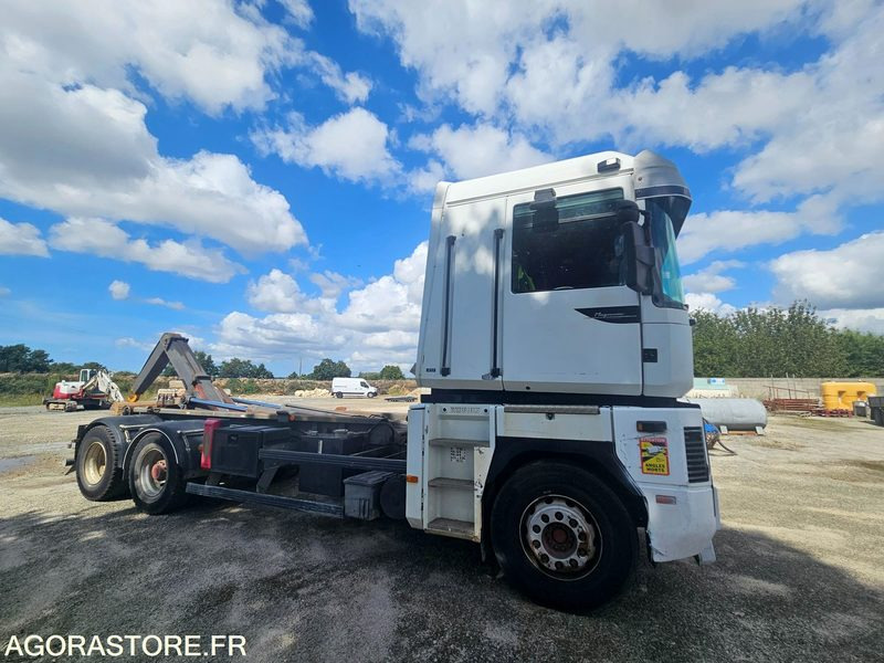 Renault Magnum 6x4 porteur ampliroll essieux relevables - شاحنة برافعة خطافية: صورة 3 Renault Magnum 6x4 porteur ampliroll essieux relevables - شاحنة برافعة خطافية: صورة 3