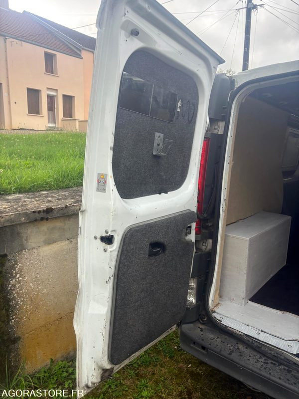 Renault Trafic dci 115 / 228000 km - Immatriculation anglaise - شاحنة توصيل مغلقة: صورة 3 Renault Trafic dci 115 / 228000 km - Immatriculation anglaise - شاحنة توصيل مغلقة: صورة 3