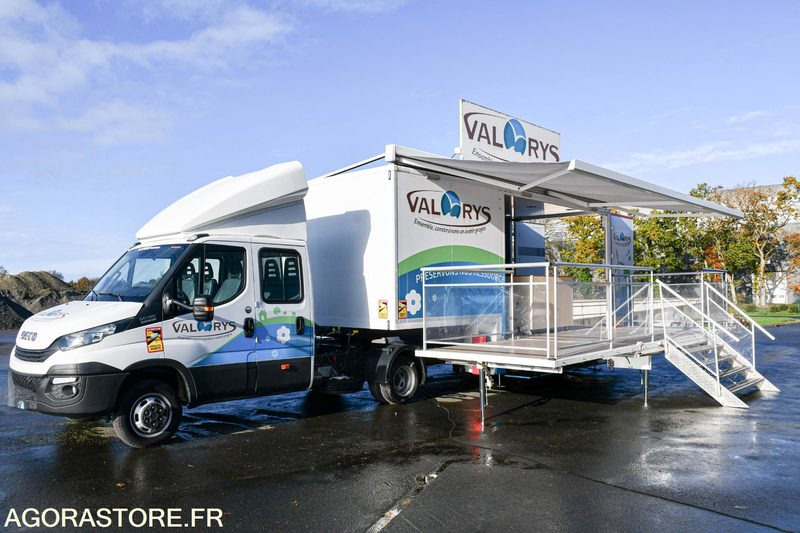 VEHICULE EVENEMENTIEL - CAMION PODIUM IVECO DAILY 6000 kms 2018 - شاحنة: صورة 2 VEHICULE EVENEMENTIEL - CAMION PODIUM IVECO DAILY 6000 kms 2018 - شاحنة: صورة 2