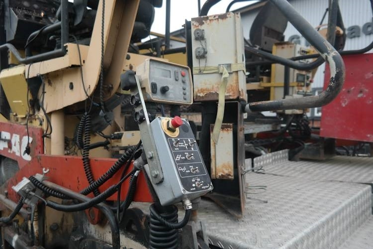 Dynapack F121 4WD - راصف أسفلت: صورة 4 Dynapack F121 4WD - راصف أسفلت: صورة 4