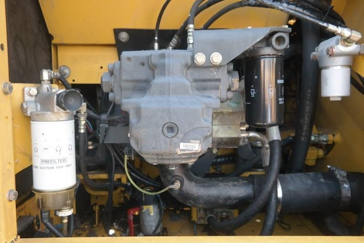 حفار زاحف Komatsu PC240-8: صورة 16