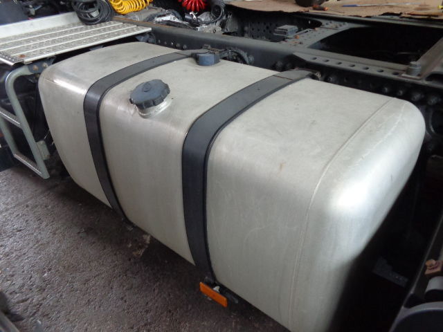 Mercedes-Benz aluminum with brackets - خزان الوقود - شاحنة: صورة 3 Mercedes-Benz aluminum with brackets - خزان الوقود - شاحنة: صورة 3