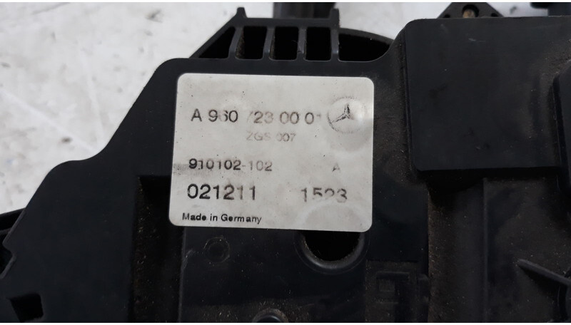 Mercedes-Benz left side door lock - هيكل السيارة الخارجية - شاحنة: صورة 5 Mercedes-Benz left side door lock - هيكل السيارة الخارجية - شاحنة: صورة 5