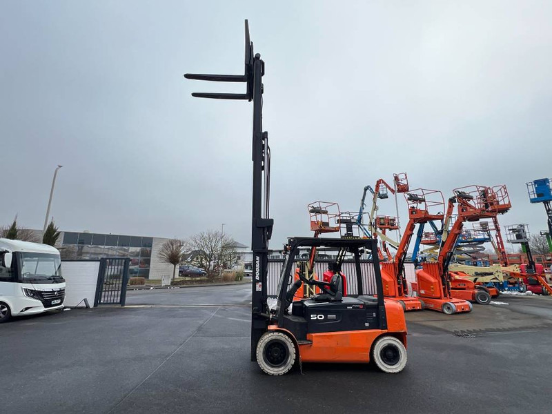 رافعة شوكية كهربائية Doosan B50X5 5T 6m Triplex non-marking (1841): صورة 12 رافعة شوكية كهربائية Doosan B50X5 5T 6m Triplex non-marking (1841): صورة 12