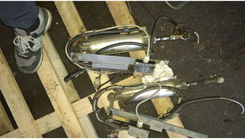 Neoplan BODE цилиндр закрытия - أسطوانة هيدروليكية: صورة 1 Neoplan BODE цилиндр закрытия - أسطوانة هيدروليكية: صورة 1