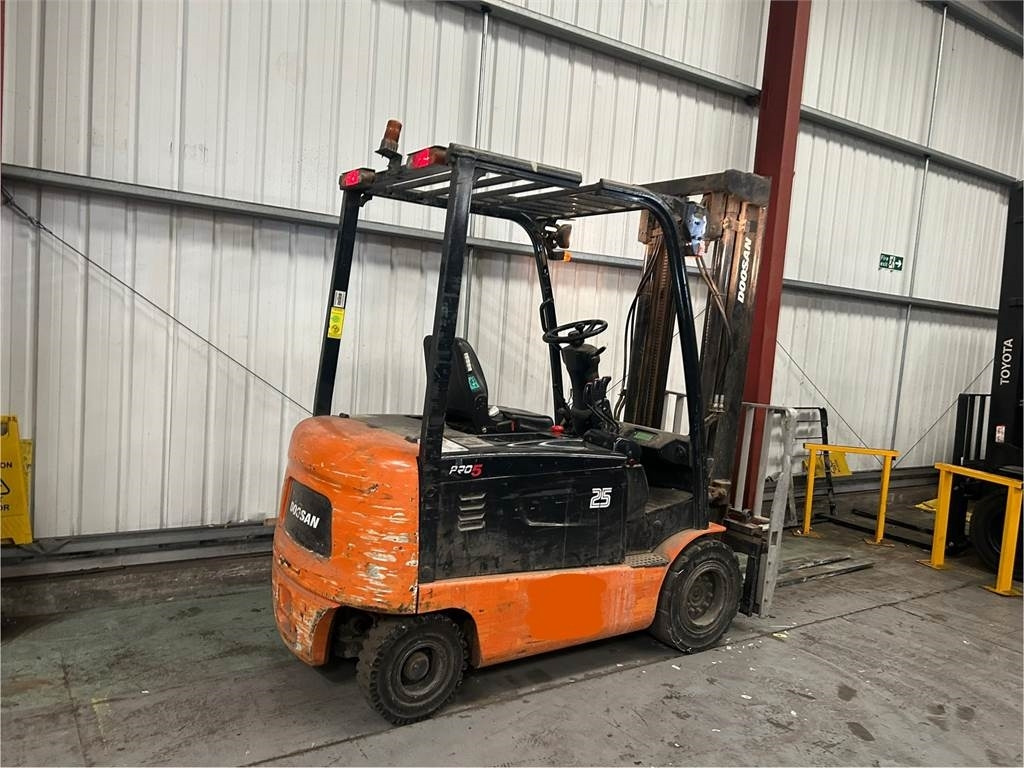 رافعة شوكية كهربائية Doosan B25X-5: صورة 6