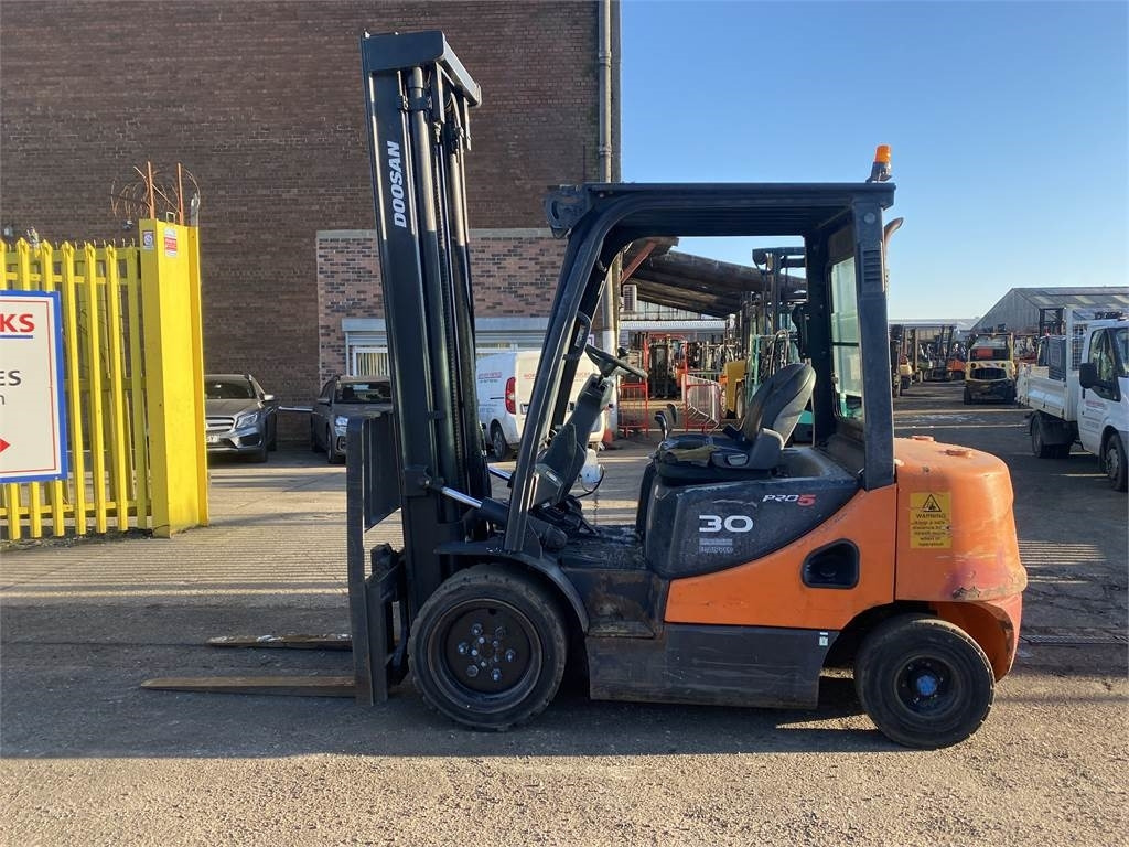 Doosan D30S-5  - رافعة شوكية ديزل: صورة 1 Doosan D30S-5  - رافعة شوكية ديزل: صورة 1