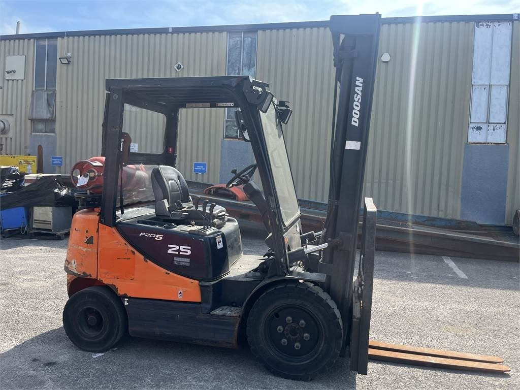 Doosan G25E-5 - رافعة شوكية تعمل بالغاز: صورة 2 Doosan G25E-5 - رافعة شوكية تعمل بالغاز: صورة 2