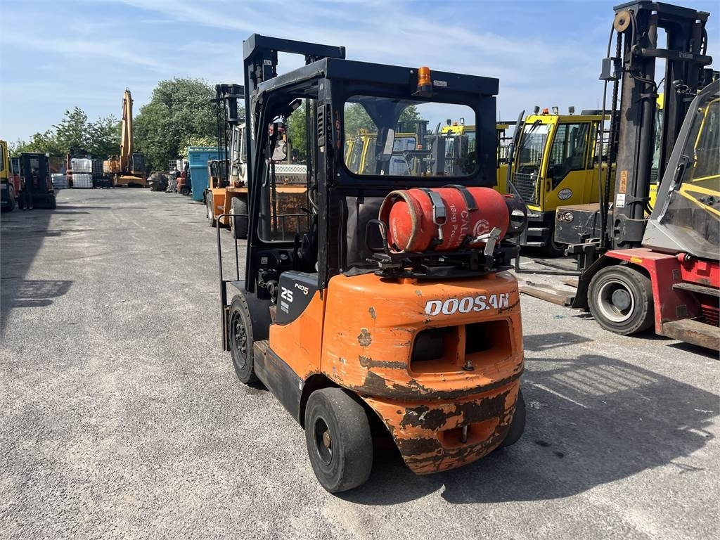 Doosan G25E-5 - رافعة شوكية تعمل بالغاز: صورة 4 Doosan G25E-5 - رافعة شوكية تعمل بالغاز: صورة 4