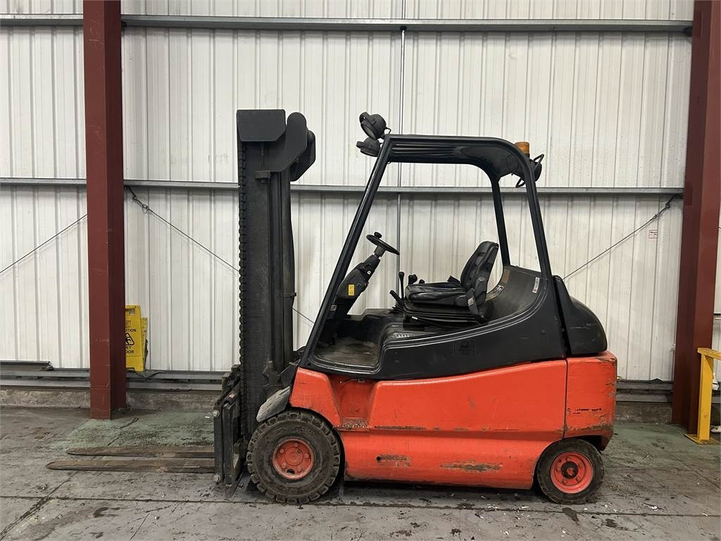 Linde E30-02 - رافعة شوكية كهربائية: صورة 1 Linde E30-02 - رافعة شوكية كهربائية: صورة 1