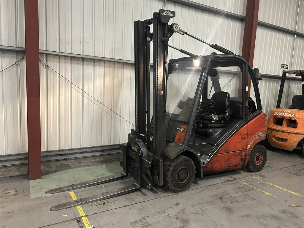 Linde H25T - رافعة شوكية تعمل بالغاز: صورة 2 Linde H25T - رافعة شوكية تعمل بالغاز: صورة 2