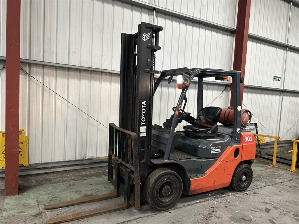 Toyota 02-8FGF25 - رافعة شوكية تعمل بالغاز: صورة 2 Toyota 02-8FGF25 - رافعة شوكية تعمل بالغاز: صورة 2