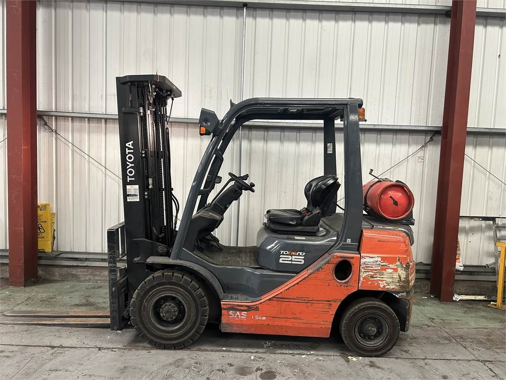 Toyota 02-8FGF25 - رافعة شوكية تعمل بالغاز: صورة 1 Toyota 02-8FGF25 - رافعة شوكية تعمل بالغاز: صورة 1