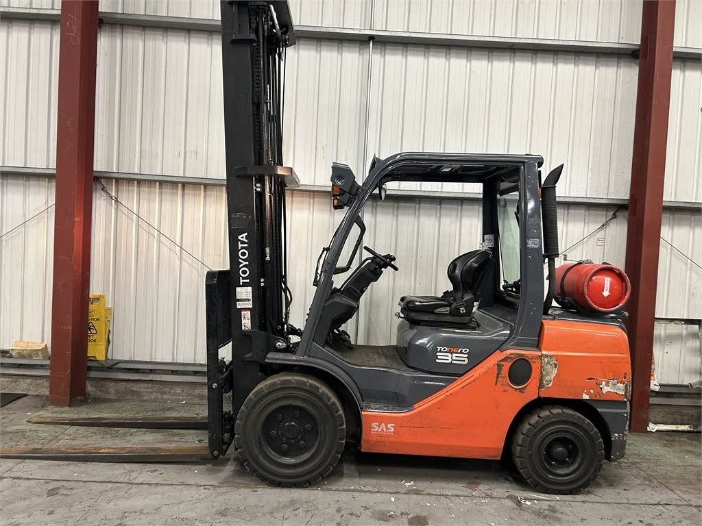 Toyota 02-8FGJF35 - رافعة شوكية تعمل بالغاز: صورة 1 Toyota 02-8FGJF35 - رافعة شوكية تعمل بالغاز: صورة 1