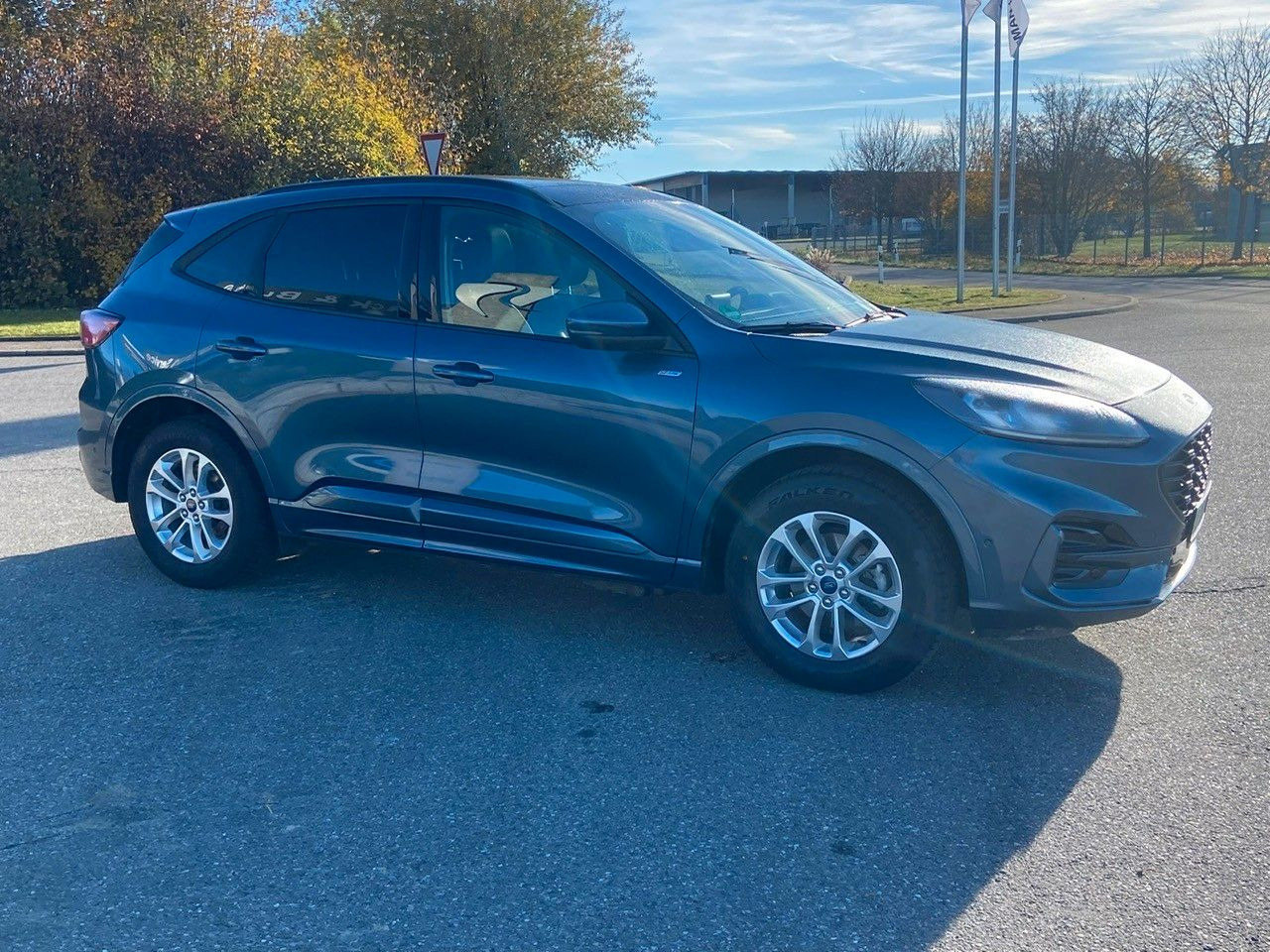 Ford Kuga Plug-In Hybrid ST-Line X - سيارة دفع رباعي: صورة 3 Ford Kuga Plug-In Hybrid ST-Line X - سيارة دفع رباعي: صورة 3