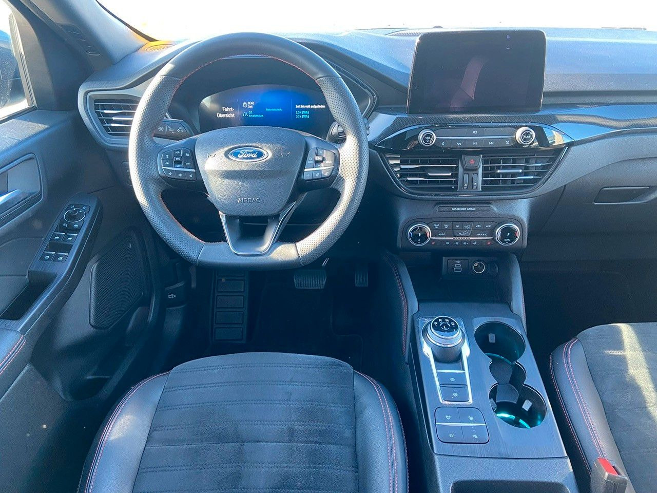 Ford Kuga Plug-In Hybrid ST-Line X - سيارة دفع رباعي: صورة 2 Ford Kuga Plug-In Hybrid ST-Line X - سيارة دفع رباعي: صورة 2