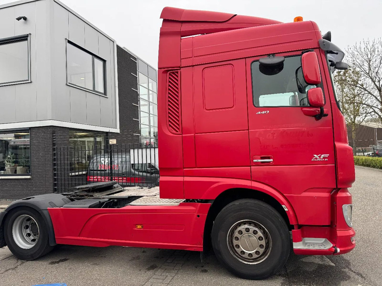 DAF XF 440 4X2 SKIRTS SPOILERS SPACE CAB TÜV TILL 02 - مقطورة السحب: صورة 4 DAF XF 440 4X2 SKIRTS SPOILERS SPACE CAB TÜV TILL 02 - مقطورة السحب: صورة 4