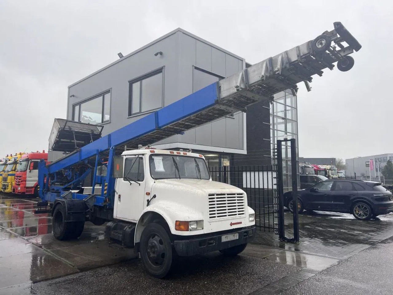 International 4600 4x2 210HP + TEUPEN hyL International 4600 4x2 210HP + TEUPEN hyLI - منصة محمولة مثبتة على الشاحنة: صورة 3 International 4600 4x2 210HP + TEUPEN hyL International 4600 4x2 210HP + TEUPEN hyLI - منصة محمولة مثبتة على الشاحنة: صورة 3