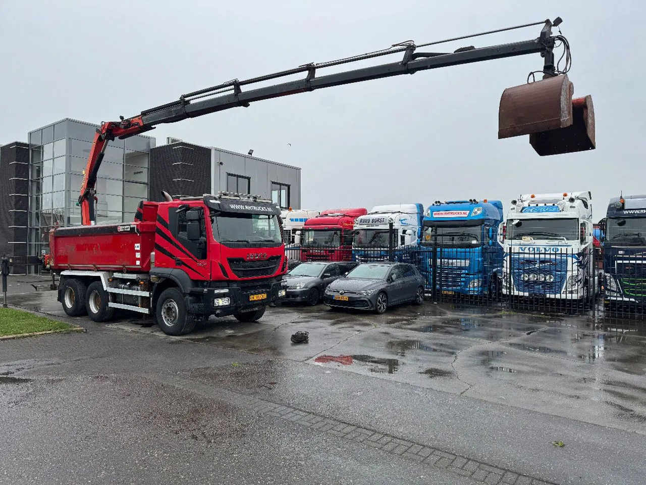 Iveco Trakker 500 6X4 EURO 6 KIPPER + PALFINGER PK1800 - شاحنة كرين: صورة 1 Iveco Trakker 500 6X4 EURO 6 KIPPER + PALFINGER PK1800 - شاحنة كرين: صورة 1