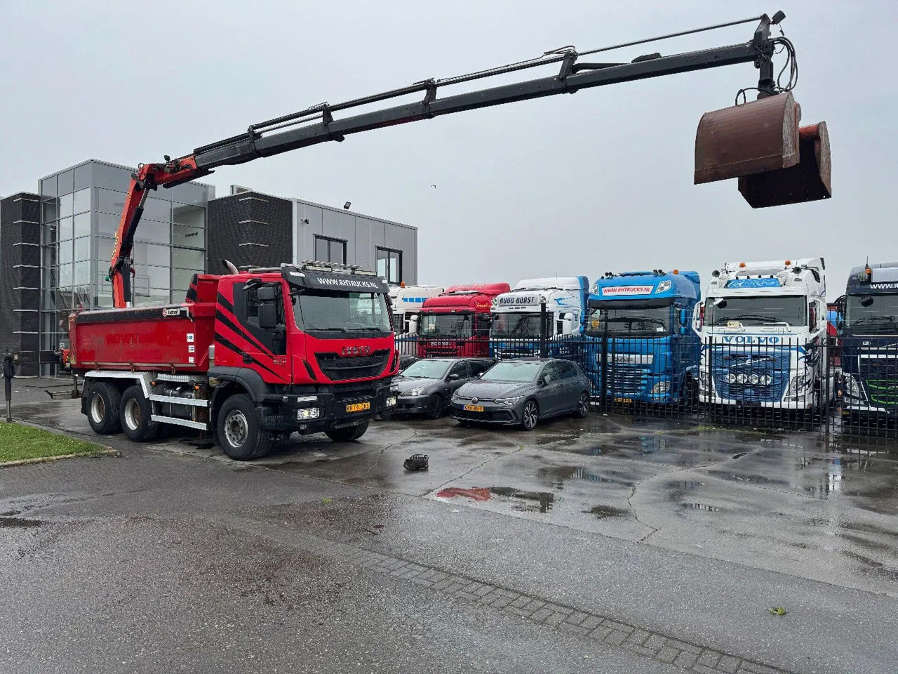 Iveco Trakker 500 6X4 EURO 6 KIPPER + PALFINGER PK1800 - شاحنة كرين: صورة 3 Iveco Trakker 500 6X4 EURO 6 KIPPER + PALFINGER PK1800 - شاحنة كرين: صورة 3