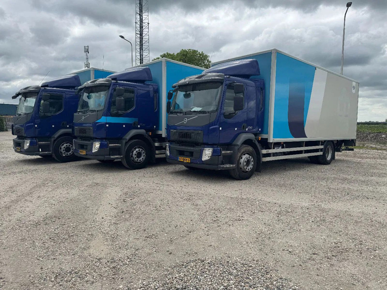 Volvo FL 250 4X2 3 UNITS CARGO LOCK + DHOLLANDIA LIFT - شاحنة صندوقية: صورة 1 Volvo FL 250 4X2 3 UNITS CARGO LOCK + DHOLLANDIA LIFT - شاحنة صندوقية: صورة 1