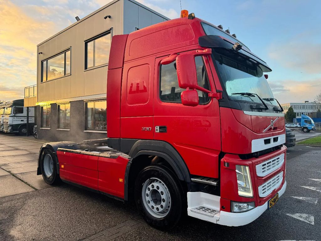 Volvo FM 330 4X2 - EURO 6 + AUTOMATIC + SKIRTS - مقطورة السحب: صورة 3 Volvo FM 330 4X2 - EURO 6 + AUTOMATIC + SKIRTS - مقطورة السحب: صورة 3
