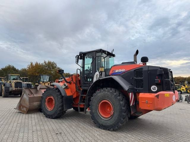 Hitachi ZW 250-6 - اللودر بعجل: صورة 1 Hitachi ZW 250-6 - اللودر بعجل: صورة 1