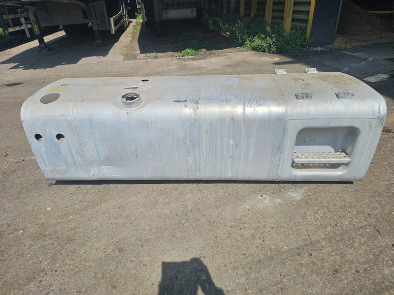 MAN Brandstoftank 595 Liter - L197 B70 H58 - Onderdeel nr. 81.122015733 - خزان الوقود - شاحنة: صورة 1 MAN Brandstoftank 595 Liter - L197 B70 H58 - Onderdeel nr. 81.122015733 - خزان الوقود - شاحنة: صورة 1