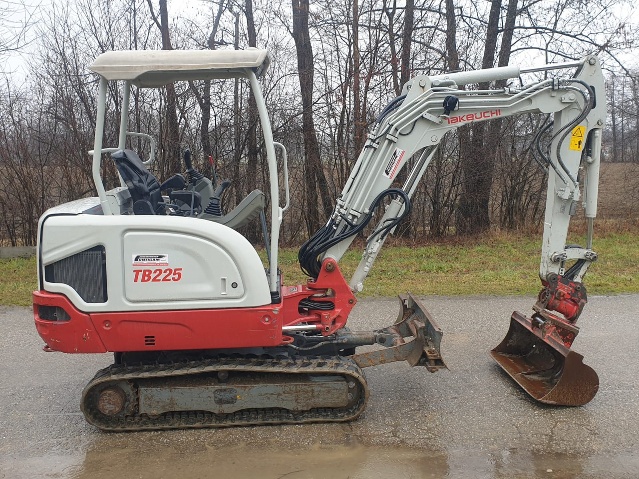 TAKEUCHI TB 225 - حفار صغير: صورة 2 TAKEUCHI TB 225 - حفار صغير: صورة 2