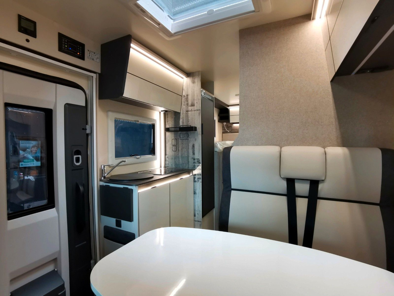 موتر هوم شبه متكامل Forster T 669 EBN COUPÈ / -2025-/165PS/ SILVER - EDITION: صورة 14