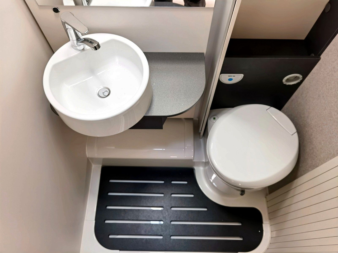 موتر هوم شبه متكامل Forster T 669 EBN COUPÈ / -2025-/165PS/ SILVER - EDITION: صورة 20