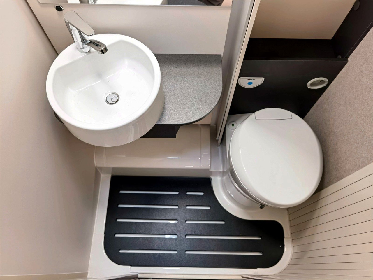 موتر هوم شبه متكامل Forster T 669 EBN COUPÈ / -2025-/165PS/ SILVER - EDITION: صورة 19