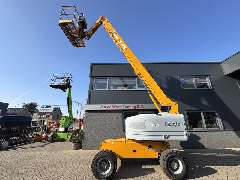Genie S45 4x4 DEUTZ DIESEL 3000uur 15,7M Werkhoogte - مرفاع تلسكوبي: صورة 3 Genie S45 4x4 DEUTZ DIESEL 3000uur 15,7M Werkhoogte - مرفاع تلسكوبي: صورة 3