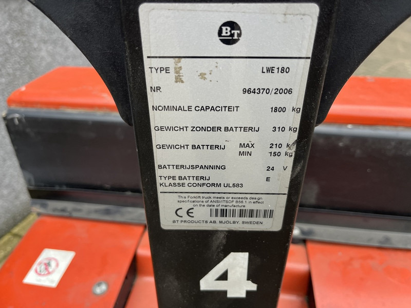 Toyota LWE 180 - شاحنة نقل الطبالي: صورة 3 Toyota LWE 180 - شاحنة نقل الطبالي: صورة 3