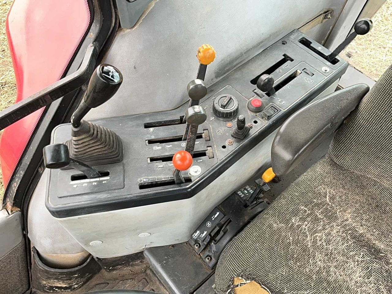 جرار 1990 CASE INTERNATIONAL 5130 ALL-WHEEL DRIVE FARM TRACTOR: صورة 25 جرار 1990 CASE INTERNATIONAL 5130 ALL-WHEEL DRIVE FARM TRACTOR: صورة 25